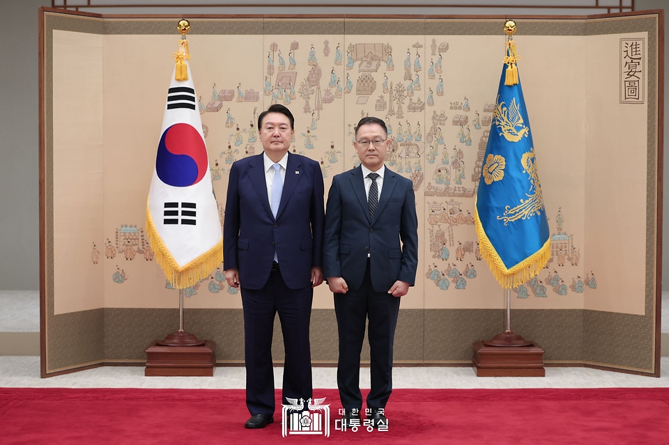 윤석열 대통령이 3일 서울 용산구 대통령실 청사에서 김채환 국가공무원인재개발원장에게 임명장을 수여한 뒤 기념촬영을 하고 있다.