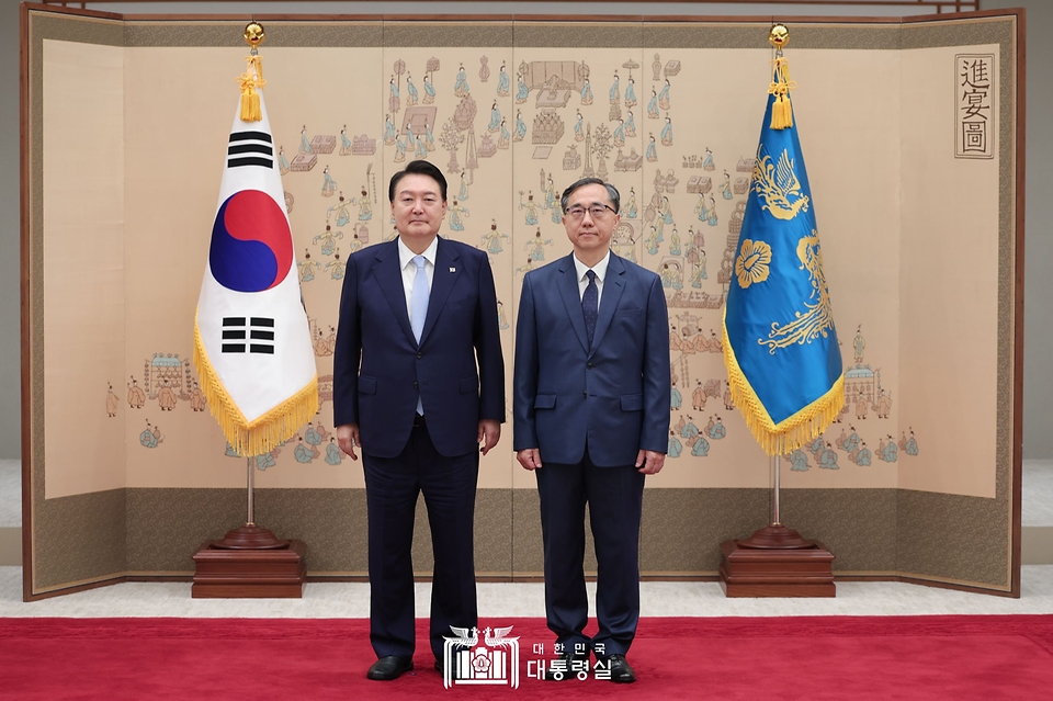 윤석열 대통령이 3일 서울 용산구 대통령실 청사에서 문승현 통일부 차관에게 임명장을 수여한 뒤 기념촬영을 하고 있다.
