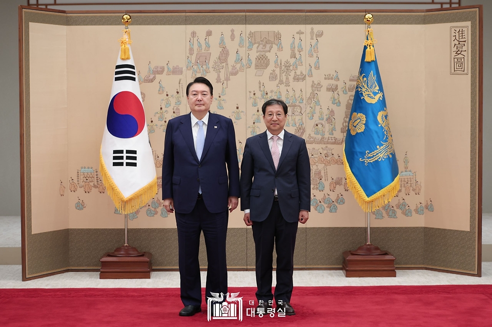 윤석열 대통령이 3일 서울 용산구 대통령실 청사에서 이성희 고용노동부 차관에게 임명장을 수여한 뒤 기념촬영을 하고 있다.