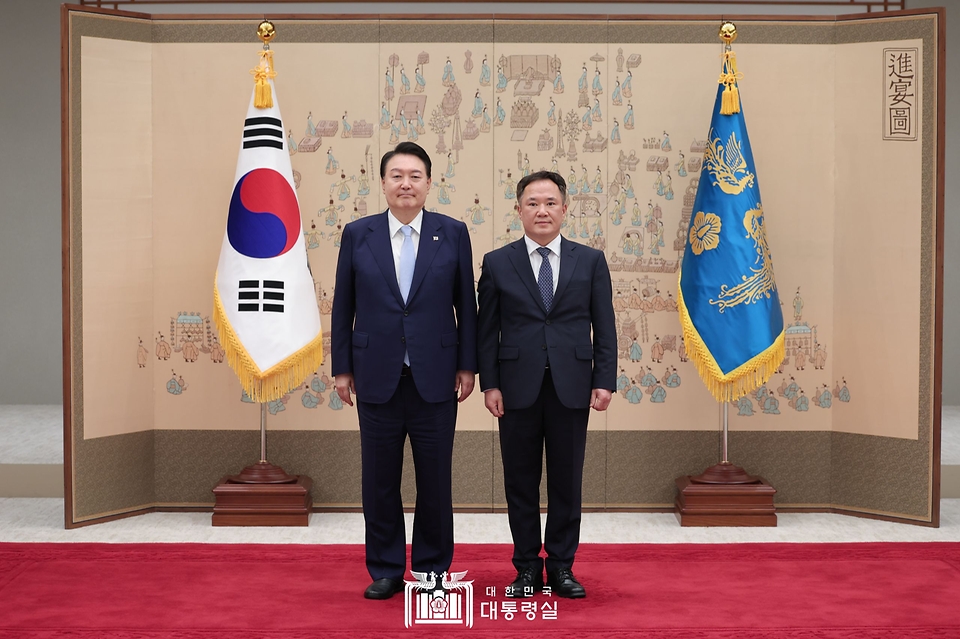 윤석열 대통령이 3일 서울 용산구 대통령실 청사에서 백원국 국토교통부 2차관에게 임명장을 수여한 뒤 기념촬영을 하고 있다.