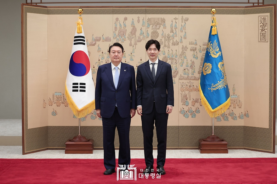 윤석열 대통령이 3일 서울 용산구 대통령실 청사에서 박성훈 해양수산부 차관에게 임명장을 수여한 뒤 기념촬영을 하고 있다.