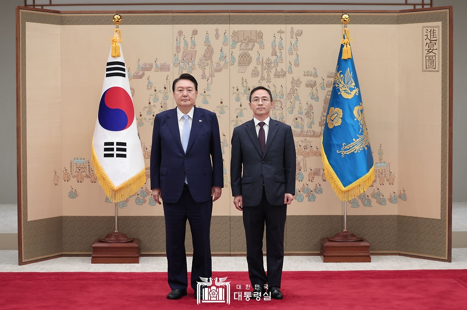 윤석열 대통령이 3일 서울 용산구 대통령실 청사에서 김오진 국토교통부 1차관에게 임명장을 수여한 뒤 기념촬영을 하고 있다.