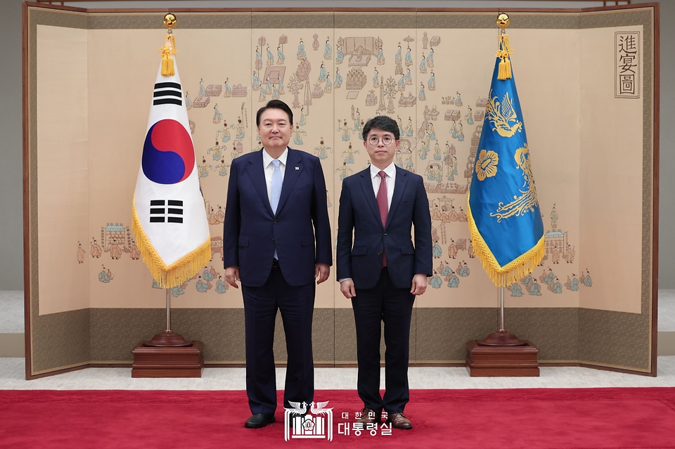 윤석열 대통령이 3일 서울 용산구 대통령실 청사에서 김완섭 기획재정부 2차관에게 임명장을 수여한 뒤 기념촬영을 하고 있다.