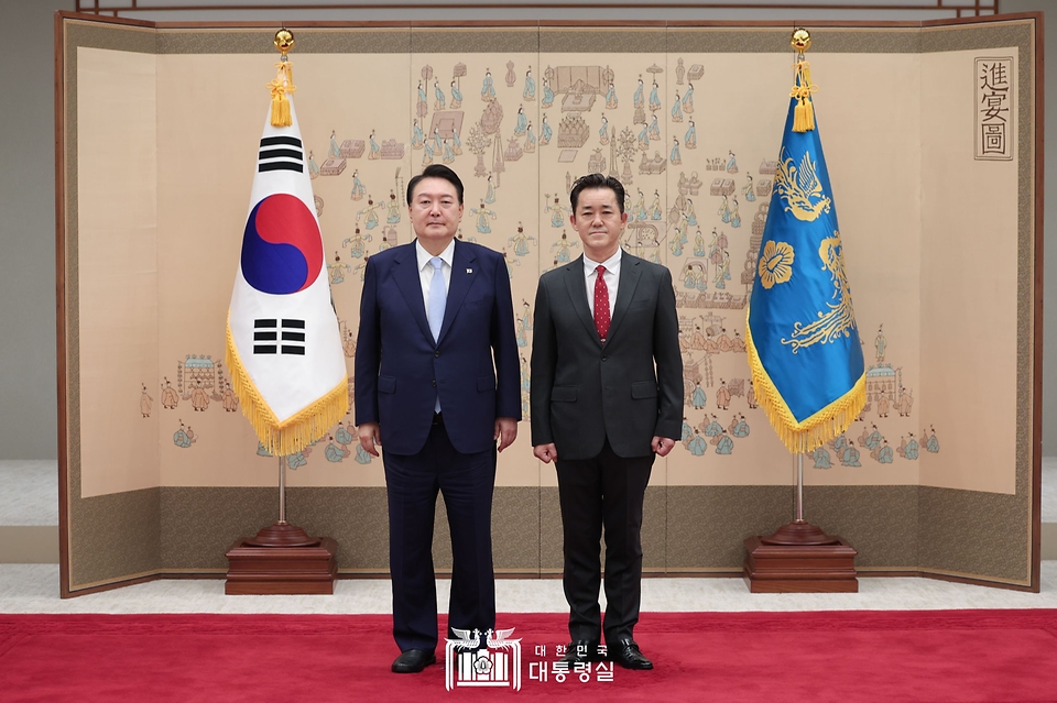 윤석열 대통령이 3일 서울 용산구 대통령실 청사에서 임상준 환경부 차관에게 임명장을 수여한 뒤 기념촬영을 하고 있다.