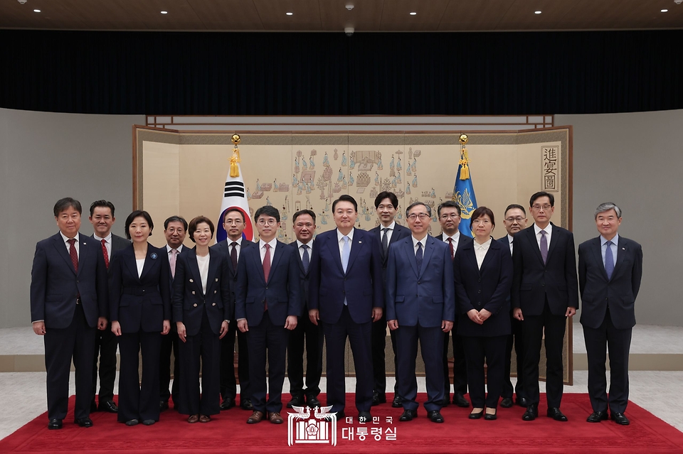 윤석열 대통령이 3일 서울 용산구 대통령실 청사에서 열린 신임 차관 임명장 수여식을 마친 뒤 기념촬영을 하고 있다.