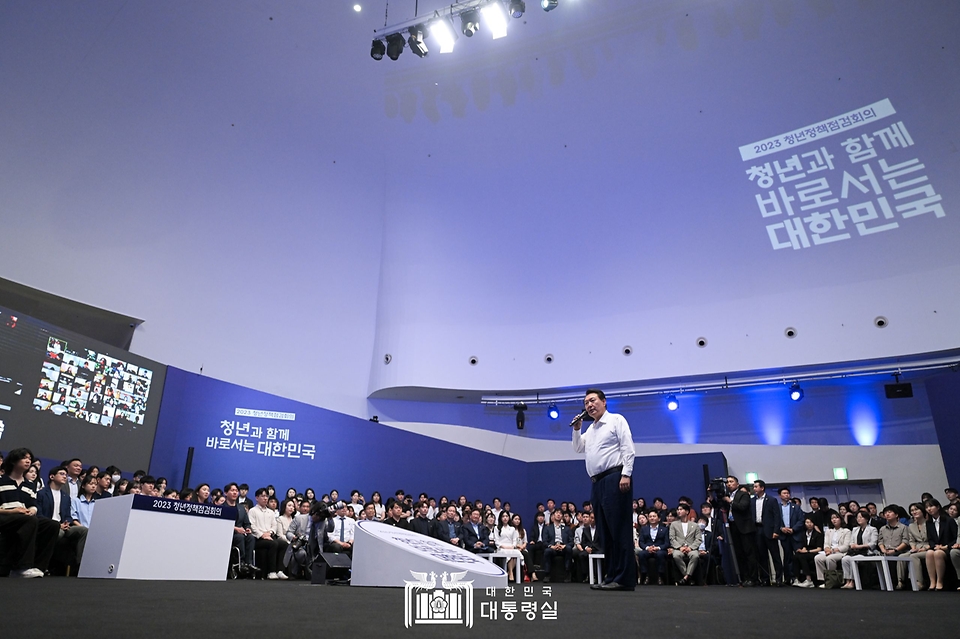 윤석열 대통령이 6일 서울 서초구 세빛섬 플로팅아일랜드에서 열린 ‘청년정책 점검회의’를 주재하고 있다.