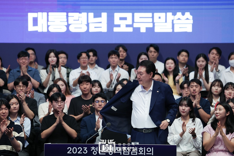 윤석열 대통령이 6일 서울 서초구 세빛섬 플로팅아일랜드에서 열린 ‘청년정책 점검회의’에서 발언하기 전 겉옷을 벗고 있다.