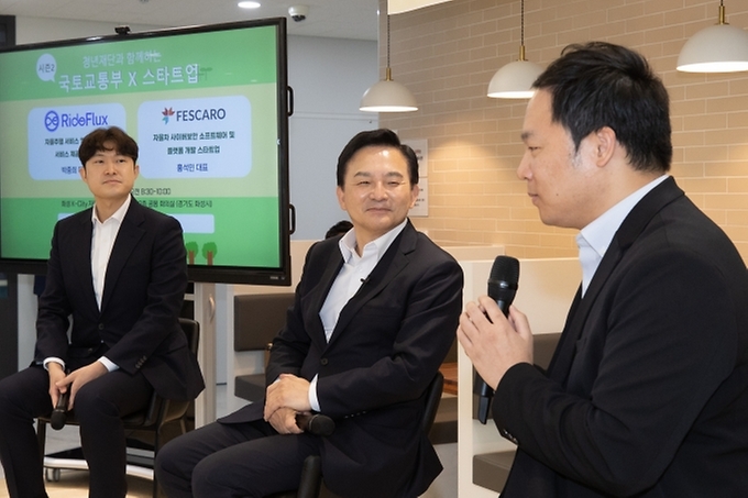 원희룡 국토교통부 장관이 7일 경기 화성시 K-City 자율주행미래혁신센터에서 열린 ‘제3회 국토교통부X스타트업 커피챗 시즌2’에서 기업대표들과 청년들의 이야기를 듣고 있다.