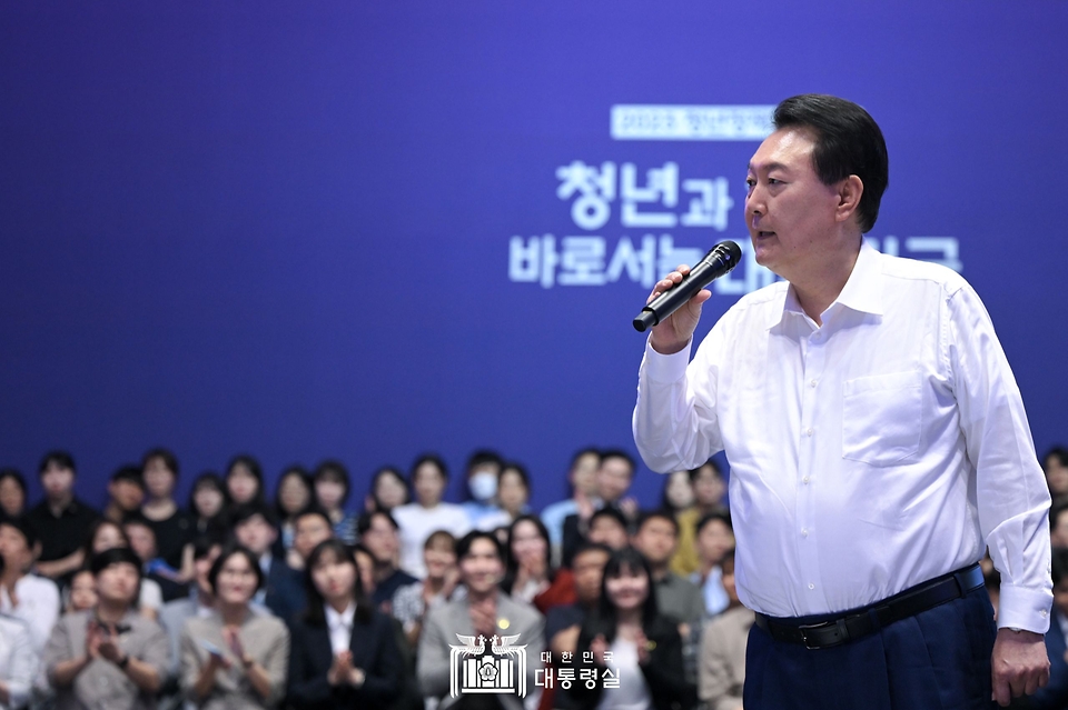 윤석열 대통령이 6일 서울 서초구 세빛섬 플로팅아일랜드에서 열린 ‘청년정책 점검회의’에서 발언하고 있다.