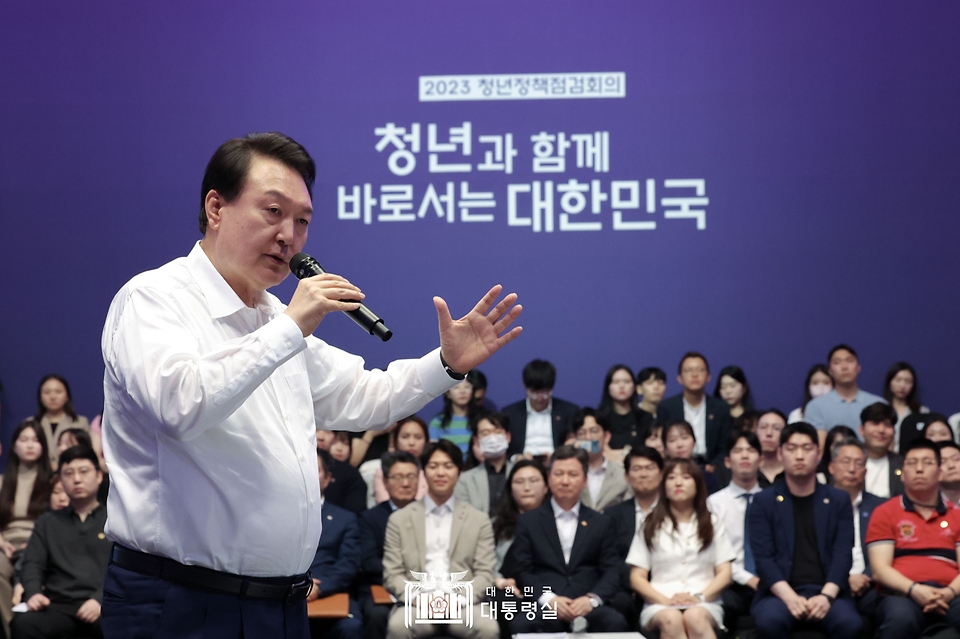 윤석열 대통령이 6일 서울 서초구 세빛섬 플로팅아일랜드에서 열린 ‘청년정책 점검회의’에서 발언하고 있다.