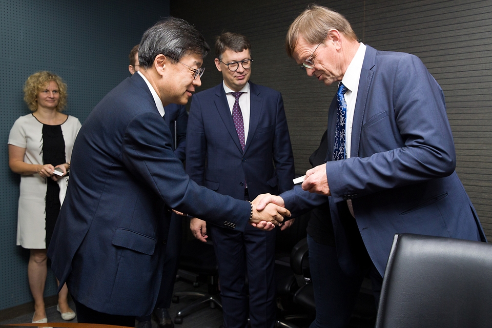 박윤규 과학기술정보통신부 제2차관이 6일 서울 중구 서울중앙우체국에서 관계자와 악수하고 있다.