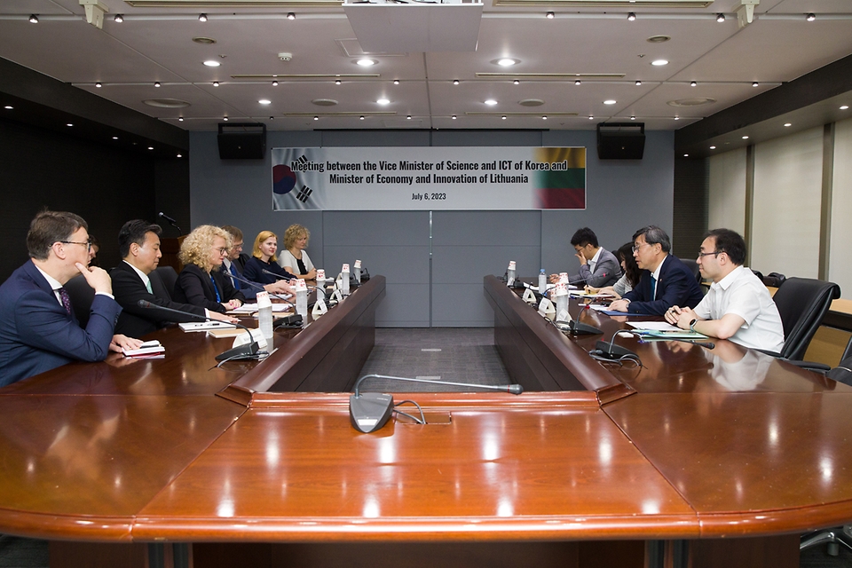 박윤규 과학기술정보통신부 제2차관이 6일 서울 중구 서울중앙우체국에서 아우슈리네 아르모나이테 리투아니아 경제혁신부 장관과 디지털 정부 관련 경험 공유, 기업간 협력 추진 현황, 연구개발 협력 등을 논의하고 있다.