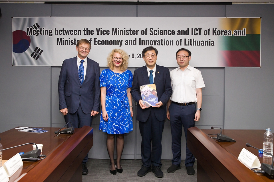 박윤규 과학기술정보통신부 제2차관이 6일 서울 중구 서울중앙우체국에서 아우슈리네 아르모나이테 리투아니아 경제혁신부 장관 및 관계자들과 기념촬영을 하고 있다.