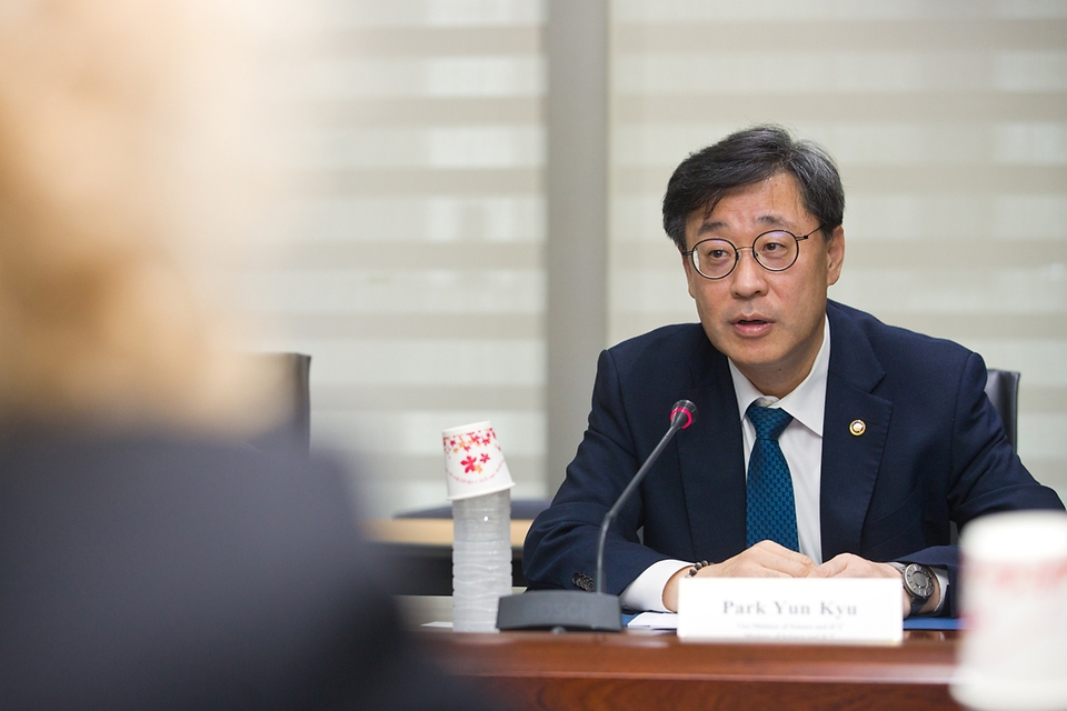 박윤규 과학기술정보통신부 제2차관이 6일 서울 중구 서울중앙우체국에서 아우슈리네 아르모나이테 리투아니아 경제혁신부 장관과 면담하고 있다.