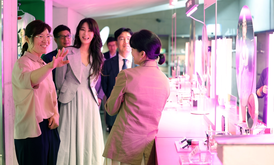 장미란 문화체육관광부 제2차관이 20일 서울 성동구 아모레 성수에서 열리고 있는 코리아 서머 뷰티 세일 현장을 방문해 배우 한고은 씨와 함께 전시된 K-뷰티 제품을 살펴보고 있다.
