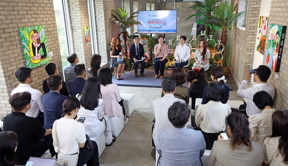 장미란 문화체육관광부 제2차관이 20일 서울 성동구 아모레 성수에서 열리고 있는 코리아 서머 뷰티 세일 현장을 방문해 이상목 아모레퍼시픽그룹 대표, 조윤수 지니더바틀 대표, 뷰티 크리에이터 이사배를 비롯한 업계 관계자와 K-뷰티와 K-관광의 상생과 활성화 방안에 대한 이야기를 나누고 있다.