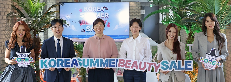 장미란 문화체육관광부 제2차관이 20일 서울 성동구 아모레 성수에서 열리고 있는 코리아 서머 뷰티 세일 현장을 방문해 이상목 아모레퍼시픽그룹 대표, 조윤수 지니더바틀 대표, 뷰티 크리에이터 이사배를 비롯한 업계 관계자와 K-뷰티와 K-관광의 상생과 활성화 방안에 대한 이야기를 나눈 뒤 기념촬영을 하고 있다.