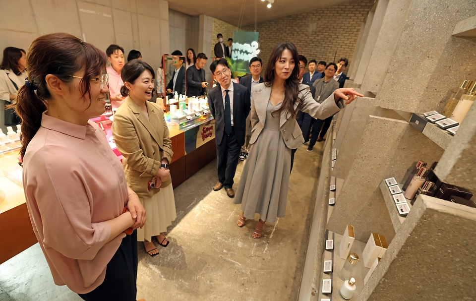 장미란 문화체육관광부 제2차관이 20일 서울 성동구 아모레 성수에서 열리고 있는 코리아 서머 뷰티 세일 현장을 방문해 배우 한고은 씨와 함께 전시된 K-뷰티 제품을 살펴보고 있다.
