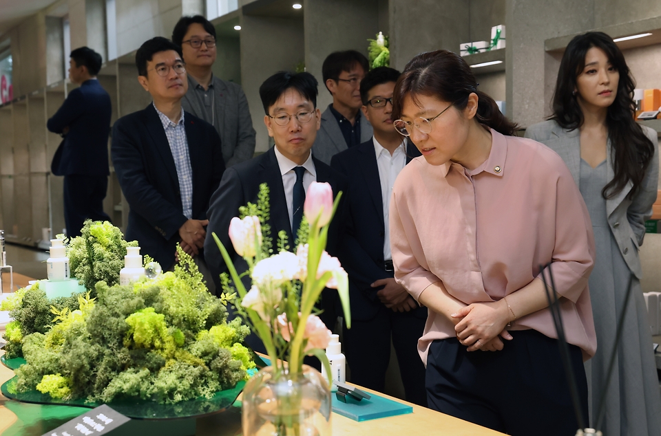 장미란 문화체육관광부 제2차관이 20일 서울 성동구 아모레 성수에서 열리고 있는 코리아 서머 뷰티 세일 현장을 방문해 배우 한고은 씨와 함께 전시된 K-뷰티 제품을 살펴보고 있다.
