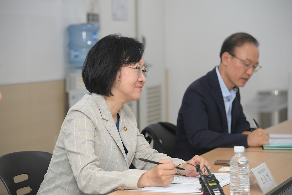 오유경 식품의약품안전처장이 21일 서울 중구 롯데마트 서울역점에서 ‘유통업체 수산물 안전관리 현장 간담회’를 주재하고 있다.