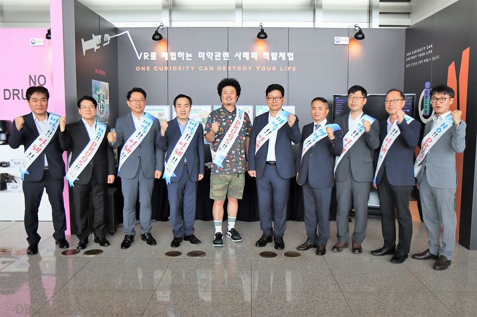 고광효 관세청장은 7월 25일, 인천공항 제1터미널 3층 출국장에서 '2023년 상반기 마약류 밀수단속 동향'을 발표하고, 마약밀수 예방 현장 캠페인을 실시했습니다.



고 관세청장은 상반기 마약밀수 단속 동향을 발표하면서, “최근 하루 평균 2건, 2kg에 가까운 마약밀수 시도가 적발되고 있어 국민의 일상을 위협하고 있다”면서 지난 2월 발표한「마약밀수 단속 종합대책」을 차질 없이 추진하는 등 앞으로도 관세행정의 최우선 순위를 마약으로부터 국민을 보호하는 데 두겠다”고 밝혔습니다.



또한, “우리나라가 마약청정국 지위를 회복하기 위해서는 관세청 등 범정부 차원의 노력과 함께 국민 여러분의 협조가 필수적”이라며, 이번 캠페인을 통해 국민들이 마약류의 폐해를 인식하고 마약밀수 근절에 동참하는 계기가 되기를 바란다”고 강조했습니다.