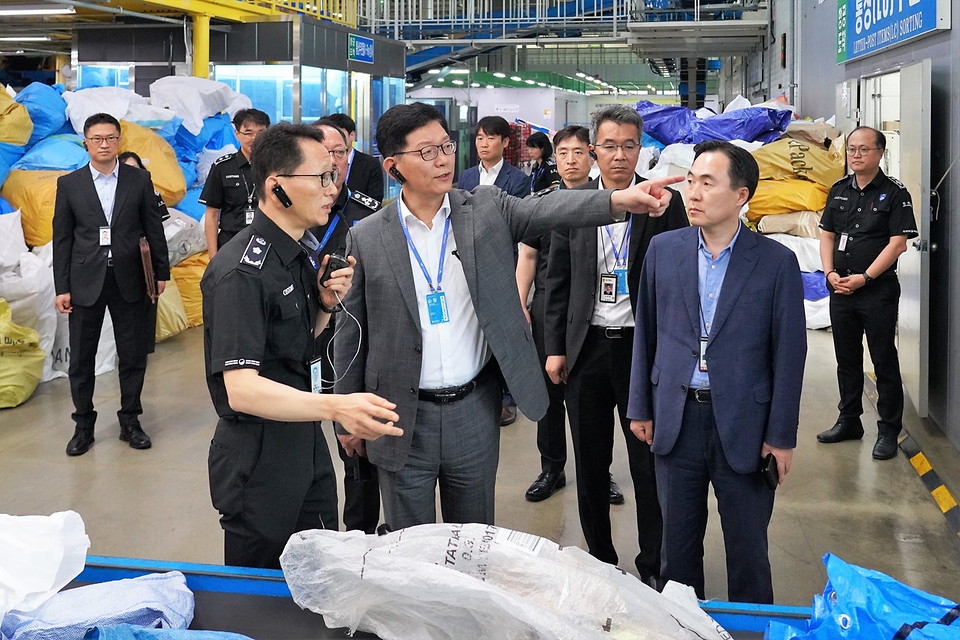 고광효 관세청장은 7월 24일 인천공항 국제우편물류센터를 방문, 지난 21일부터 시행 중인 ‘국제우편물 긴급 통관강화조치’ 이행상황을 점검했습니다.

고 관세청장은 국제우편물 통관의 전체 과정을 점검하며, 국민·직원의 안전 확보를 최우선 순위에 두고 통관 절차를 이행해줄 것을 주문했습니다. 아울러, 우정사업본부·국정원·경찰 등 관계부처와 긴밀히 협조하여 미확인 국제우편물의 국내 반입을 차단하는 데 총력을 다해줄 것을 당부했습니다.