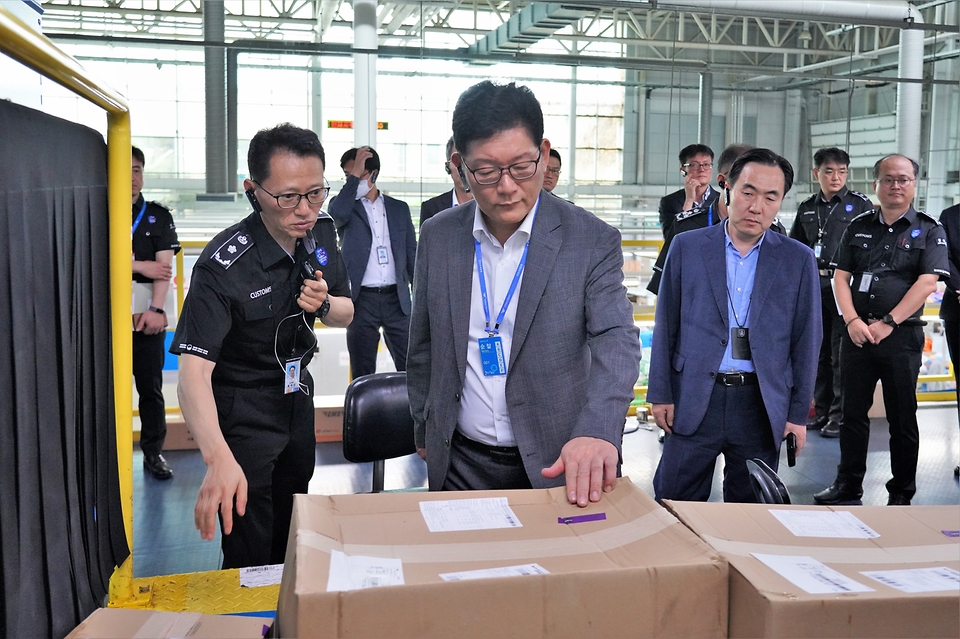 고광효 관세청장은 7월 24일 인천공항 국제우편물류센터를 방문, 지난 21일부터 시행 중인 ‘국제우편물 긴급 통관강화조치’ 이행상황을 점검했습니다.

고 관세청장은 국제우편물 통관의 전체 과정을 점검하며, 국민·직원의 안전 확보를 최우선 순위에 두고 통관 절차를 이행해줄 것을 주문했습니다. 아울러, 우정사업본부·국정원·경찰 등 관계부처와 긴밀히 협조하여 미확인 국제우편물의 국내 반입을 차단하는 데 총력을 다해줄 것을 당부했습니다.