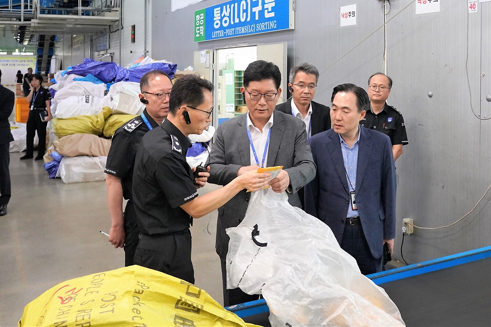 고광효 관세청장은 7월 24일 인천공항 국제우편물류센터를 방문, 지난 21일부터 시행 중인 ‘국제우편물 긴급 통관강화조치’ 이행상황을 점검했습니다.

고 관세청장은 국제우편물 통관의 전체 과정을 점검하며, 국민·직원의 안전 확보를 최우선 순위에 두고 통관 절차를 이행해줄 것을 주문했습니다. 아울러, 우정사업본부·국정원·경찰 등 관계부처와 긴밀히 협조하여 미확인 국제우편물의 국내 반입을 차단하는 데 총력을 다해줄 것을 당부했습니다.