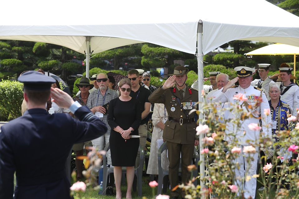 <p>27일 오전 부산 남구 유엔기념공원에서 추모식이 진행되고 있다. 21개 참전국 용사와 가족 등 200여명이 ‘유엔군 참전의 날 및 정전협정 70주년’을 맞아 국가보훈부 초정으로 5박 6일 일정으로 방한했다.&nbsp;</p>