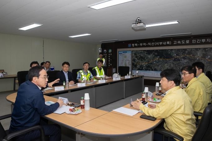 김오진 국토교통부 제1차관이 28일 집중호우로 인해 피해를 입은 충남 서부내륙고속도로 건설현장을 방문, 피해복구 현황과 폭염 등 자연 재난에 대한 대응체계를 점검하고 안전을 당부하고 있다.