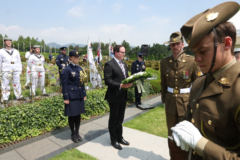 <p>27일 오전 부산 남구 유엔기념공원에서 추모식이 진행되고 있다. 21개 참전국 용사와 가족 등 200여명이 ‘유엔군 참전의 날 및 정전협정 70주년’을 맞아 국가보훈부 초정으로 5박 6일 일정으로 방한했다.&nbsp;</p>