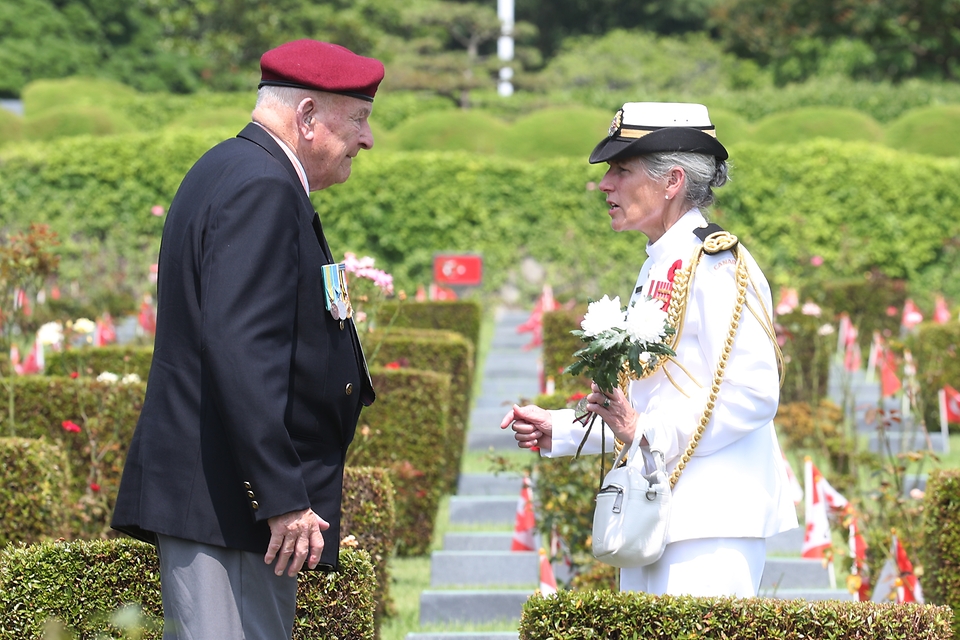 <p>27일 오전 부산 남구 유엔기념공원에서 참전용사들이 묘역을 찾아 참배하고 있다. 21개 참전국 용사와 가족 등 200여명이 유엔군 참전의 날 및 정전협정 70주년을 맞아 국가보훈부 초정으로 5박 6일 일정으로 방한했다.&nbsp;</p>