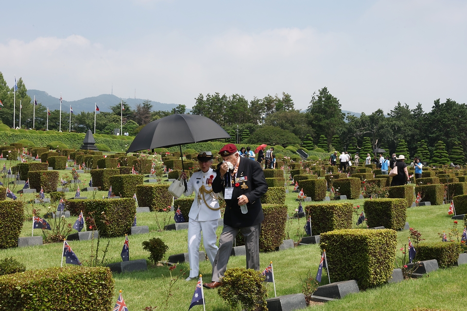 <p>27일 오전 부산 남구 유엔기념공원에서 참전용사와 가족들이 묘역을 찾아 참배하고 있다.&nbsp;</p>