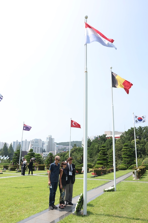 <p>27일 오전 부산 남구 유엔기념공원에서 참전용사와 가족들이 묘역을 찾아 참배하고 있다.&nbsp;</p>