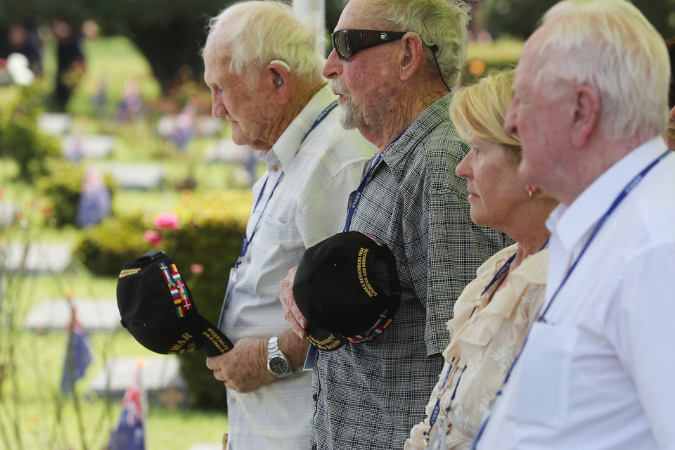 <p>27일 오전 부산 남구 유엔기념공원에서 추모식이 진행되고 있다. 21개 참전국 용사와 가족 등 200여명이 ‘유엔군 참전의 날 및 정전협정 70주년’을 맞아 국가보훈부 초정으로 5박 6일 일정으로 방한했다.&nbsp;</p>