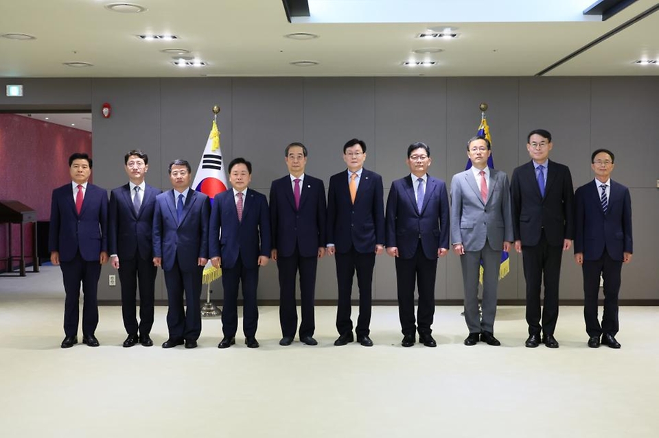 한덕수 국무총리가 1일 세종 정부세종청사에서 열린 ‘차관급 임명장 수여식’에서 임명장을 전달한 뒤 참석자들과 기념촬영을 하고 있다.