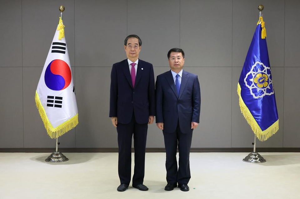 한덕수 국무총리가 1일 세종 정부세종청사에서 열린 ‘차관급 임명장 수여식’에서 강경성 산업통상자원부 2차관에게 임명장을 전달한 뒤 기념촬영을 하고 있다.
