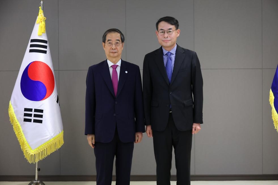 한덕수 국무총리가 1일 세종 정부세종청사에서 열린 ‘차관급 임명장 수여식’에서 강희업 대도시권광역교통위원회 위원장에게 임명장을 전달한 뒤 기념촬영을 하고 있다.