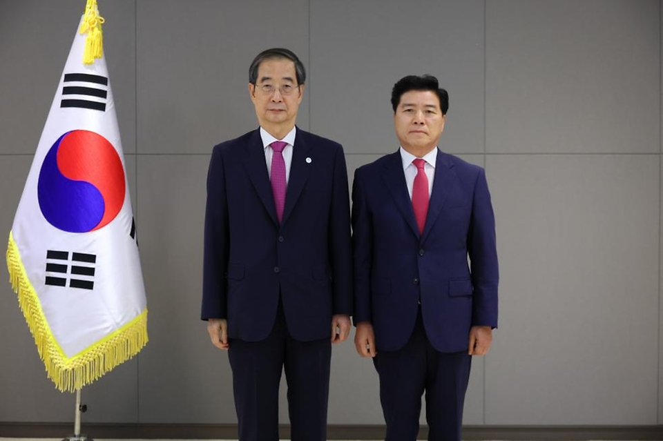 한덕수 국무총리가 1일 세종 정부세종청사에서 열린 ‘차관급 임명장 수여식’에서 김경안 새만금개발청장에게 임명장을 전달한 뒤 기념촬영을 하고 있다.
