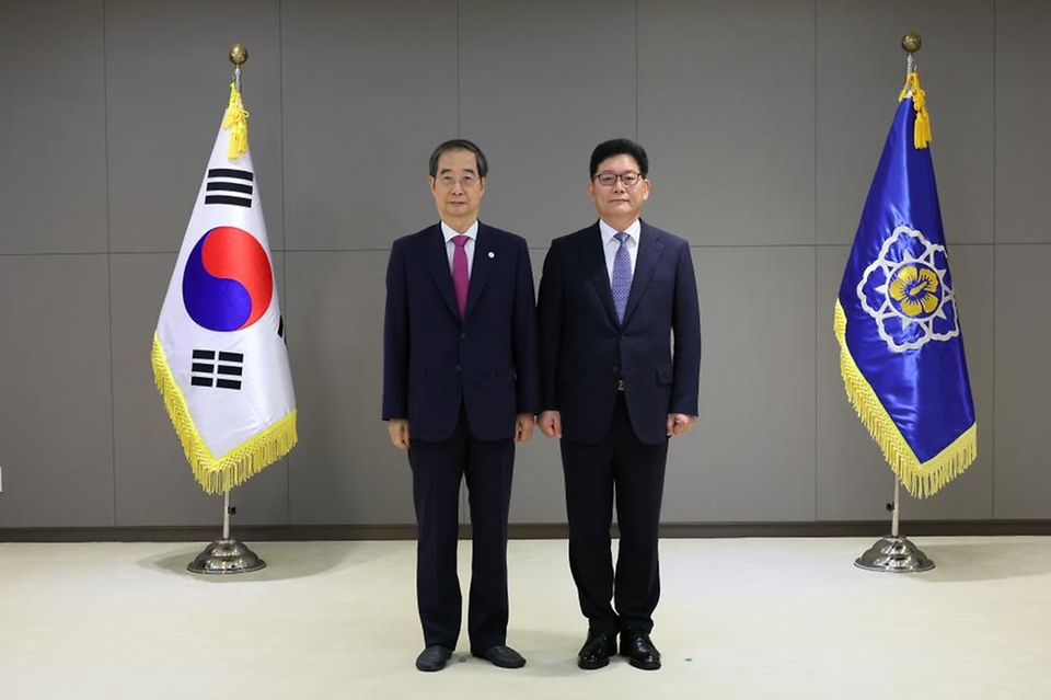 한덕수 국무총리가 1일 세종 정부세종청사에서 열린 ‘차관급 임명장 수여식’에서 고광효 관세청장에게 임명장을 전달한 뒤 기념촬영을 하고 있다.
