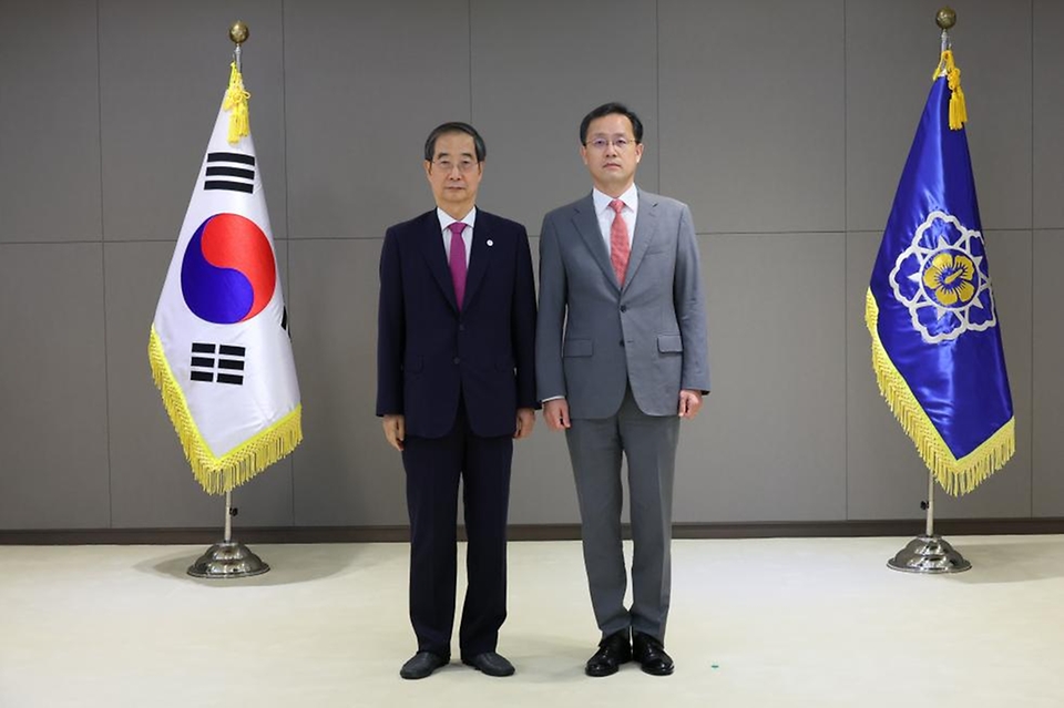 한덕수 국무총리가 1일 세종 정부세종청사에서 열린 ‘차관급 임명장 수여식’에서 이형일 통계청장에게 임명장을 전달한 뒤 기념촬영을 하고 있다.