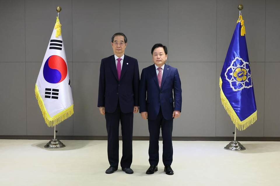 한덕수 국무총리가 1일 세종 정부세종청사에서 열린 ‘차관급 임명장 수여식’에서 임경호 공주대학교 총장에게 임명장을 전달한 뒤 기념촬영을 하고 있다.