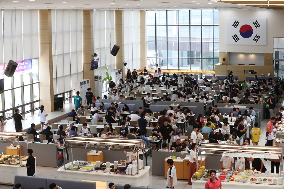 <p>4일 충북 진천국가대표선수촌에서 열린 '우리수산물 전달행사'에서 국가대표 선수들과 가족들이 보양식을 먹고 있다. 이번 행사는 항저우 아시안게임 50일을 앞두고 대회에 참가하는 국가대표 선수들과 가족을 격려하기 위해 마련됐다.</p>