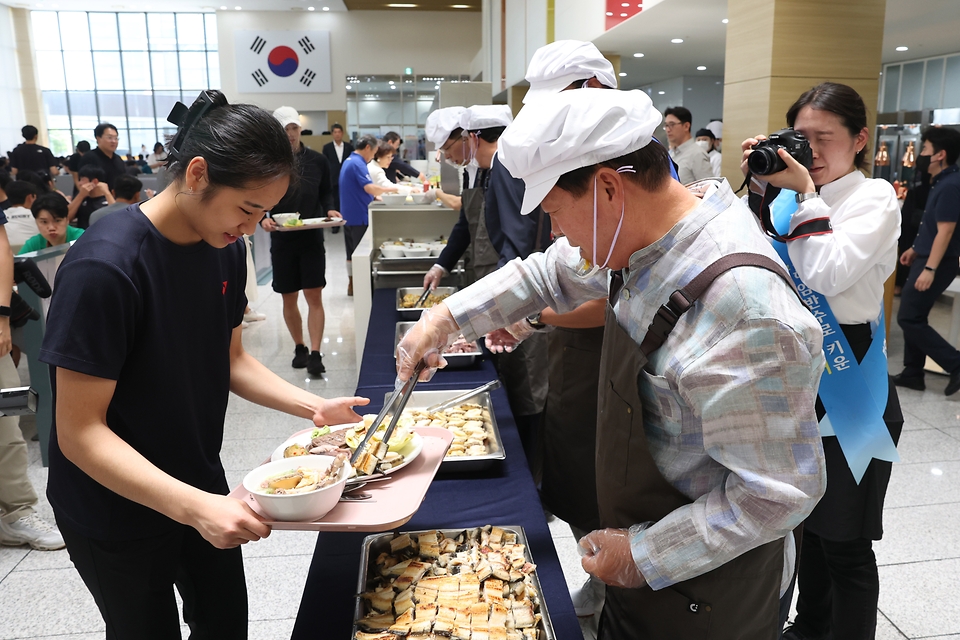 <p>4일 충북 진천국가대표선수촌에서 열린 '우리수산물 전달행사'에서 조승환 해양수산부 장관, 노동진 수협중앙회장, 장재근 선수촌장 등 관계자들이 여자 세계 배드민턴 1위에 오른 안세영 선수에게 수산물 특식을 배식하고 있다. 이번 행사는 항저우 아시안게임 50일을 앞두고 대회에 참가하는 국가대표 선수들과 가족을 격려하기 위해 마련됐다.</p>