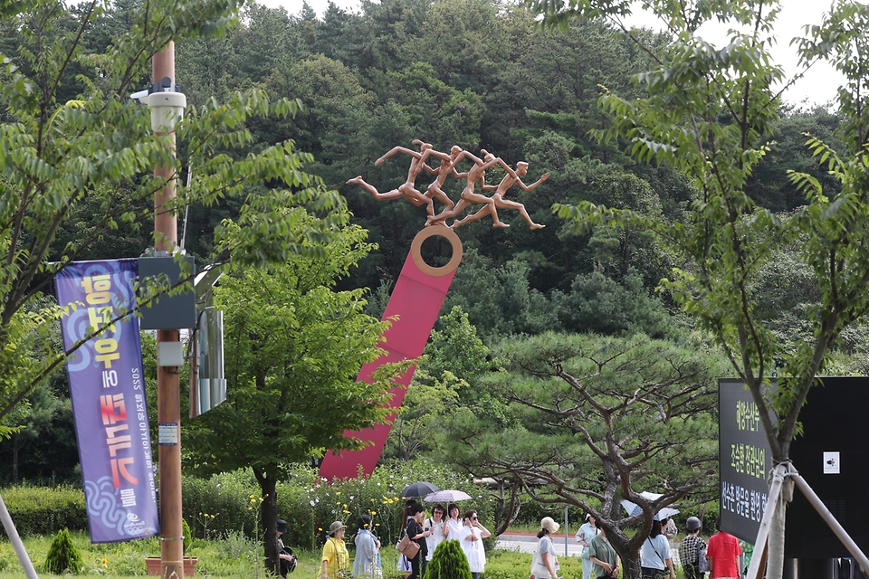 <p> 항저우 아시안게임 50일을 앞두고 해양수산부와 수협중앙회가 우리 수산물 나눔 행사를 열었다. 이번 행사는 항저우 아시안게임 50일을 앞두고 대회에 참가하는 국가대표 선수들과 가족을 격려하기 위해 마련됐다. 사진은 4일 충북 진천국가대표선수촌 모습. </p>