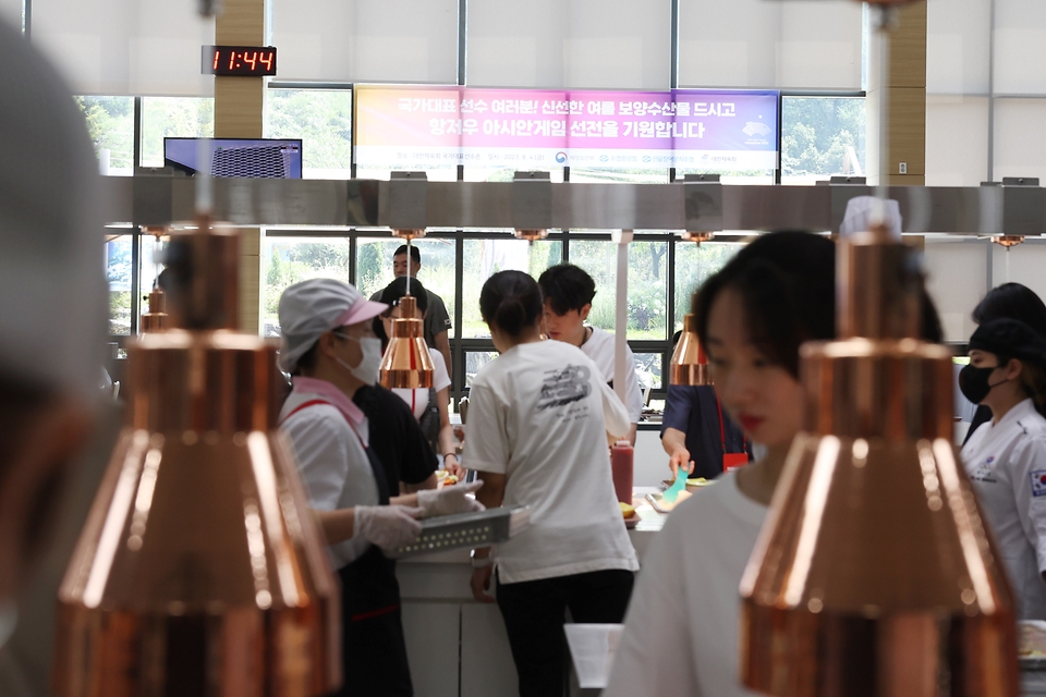 <p>4일 충북 진천국가대표선수촌에서 열린 '우리수산물 전달행사'에서 국가대표 선수들과 가족들이 보양식을 먹기 위해 줄지어 서 있다. 이번 행사는 항저우 아시안게임 50일을 앞두고 대회에 참가하는 국가대표 선수들과 가족을 격려하기 위해 마련됐다.</p>