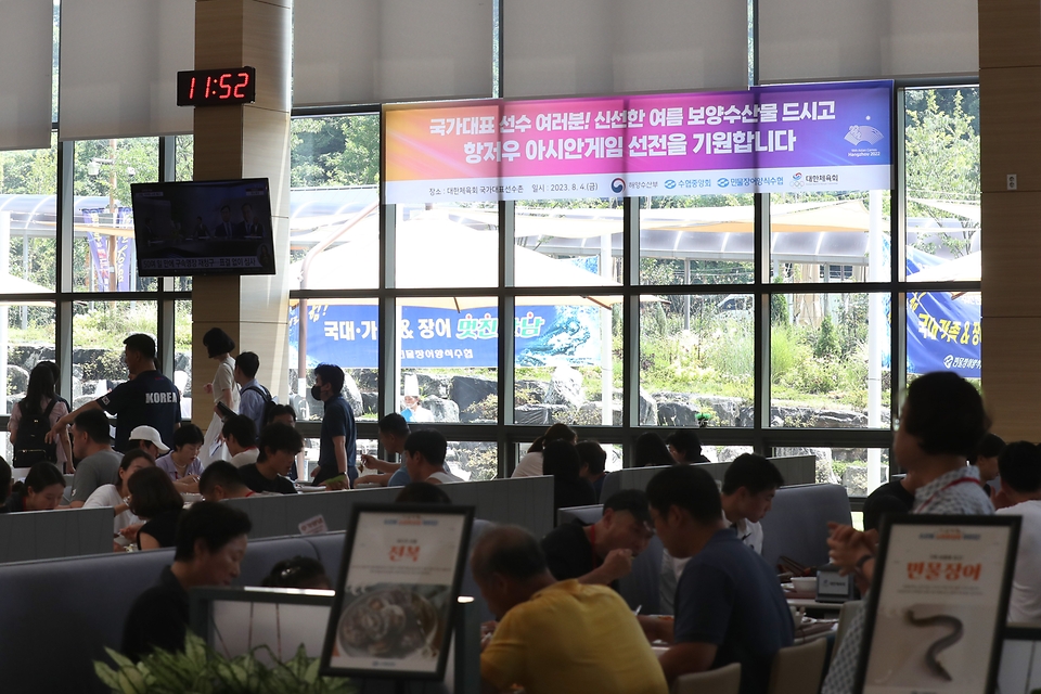 <p>4일 충북 진천국가대표선수촌에서 열린 '우리수산물 전달행사'에서 국가대표 선수들과 가족들이 보양식을 먹고 있다. 이번 행사는 항저우 아시안게임 50일을 앞두고 대회에 참가하는 국가대표 선수들과 가족을 격려하기 위해 마련됐다.</p>