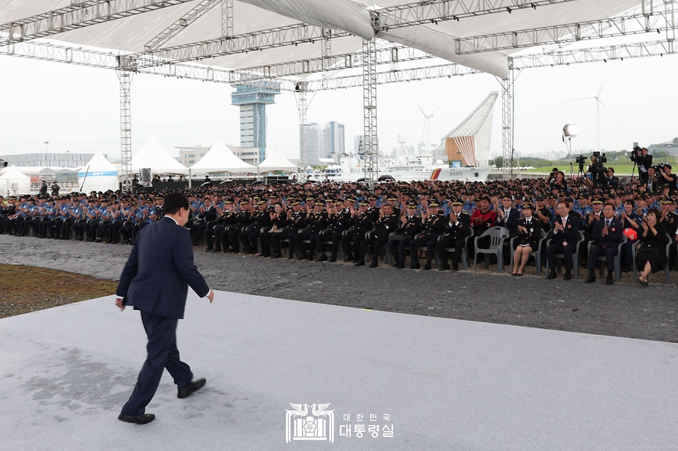 윤석열 대통령이 28일 인천 서구 아라서해갑문에서 열린 ‘제70주년 해양경찰의 날 기념식’에서 기념사를 마친 뒤 이동하고 있다.