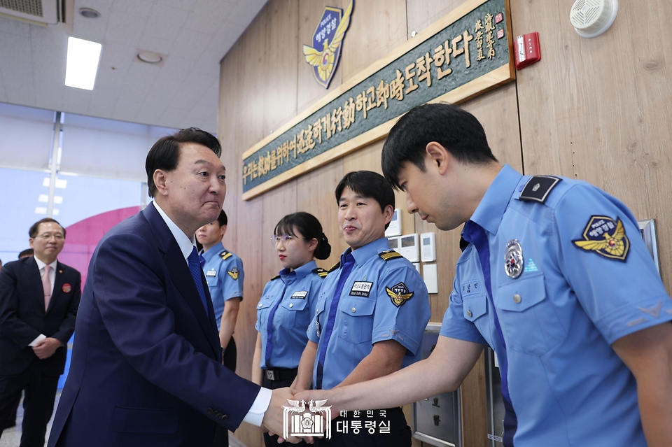 윤석열 대통령이 28일 인천 서구 아라서해갑문에서 열린 ‘제70주년 해양경찰의 날 기념식’에 앞서 인천 경인항 해상교통관제센터를 방문해 근무자들을 격려하고 있다.