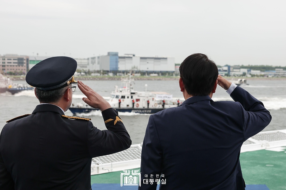 윤석열 대통령이 28일 인천 서구 아라서해갑문에서 열린 ‘제70주년 해양경찰의 날 기념식’을 마친 뒤 경비함정에 올라 해상 사열을 받고 있다.